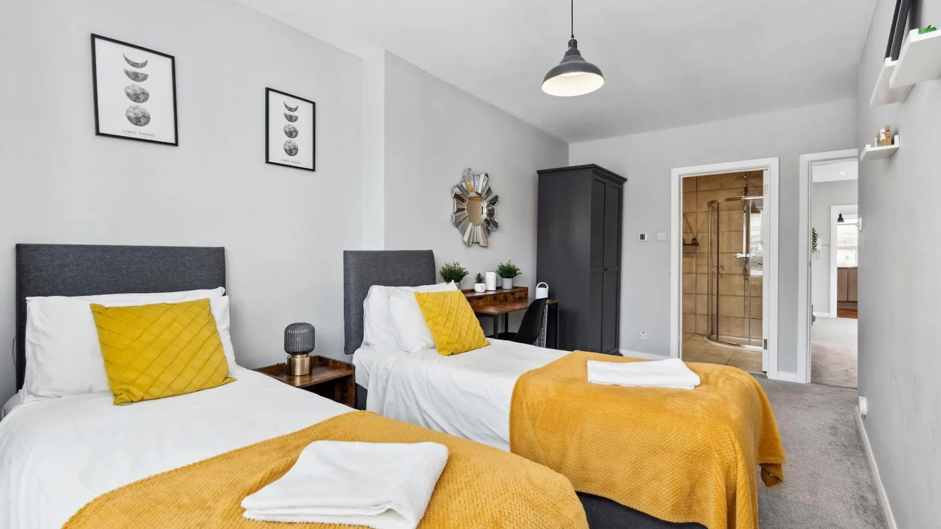 'Brighton Heights' Premium Central 2 Bedroom Flat By The Sea ברייטון